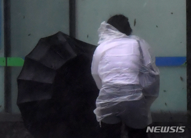 [부산=뉴시스] 지난해 9월 부산에서 한 시민이 들고있던 우산이 강풍에 날려가는 모습. (사진=뉴시스 DB)