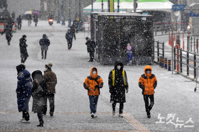 지난 18일 서울 도심에 많은 눈이 내리고 있다. 박종민 기자