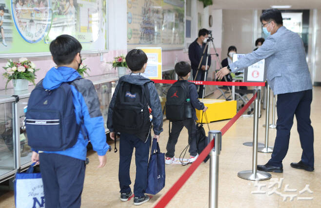 초등학생들이 등교하는 자료사진. 박종민 기자