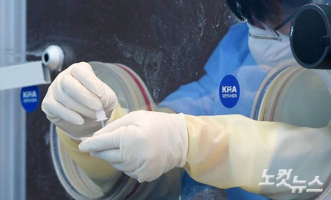 코로나19 임시 선별진료소에서 의료진이 신속항원검사를 하고 있다. 이한형 기자
