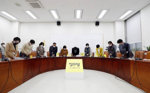 김윤기 정의당 당대표 직무대행, 이은주, 배진교, 류호정 의원 등이 26일 국회에서 열린 전략협의회에서 김종철 전 대표의 성추행 사건에 대해 사과하고 있다. /연합뉴스