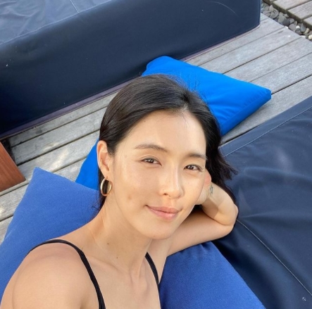 Singer Kahi has shared her current status in Bali.Kahi posted a picture and a picture on his Instagram on the 28th, Mask is everywhere now.In the open photo, Kahi is wearing a sleeveless top and making a bright smile. Kahis skin, which shines without any blemishes, attracts attention.On the other hand, Kahi, who lived in Bali, Indonesia and returned to Korea last year, reported that he returned to Bali on the 18th.Photo = Kahi Instagram