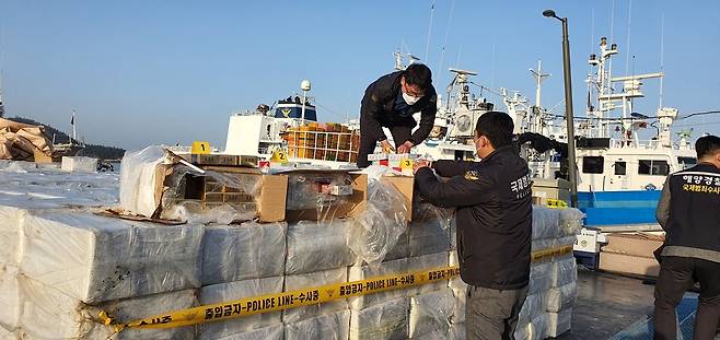 밀수한 중국산 담배 확인하는 해양경찰 [목포해경 제공·재판매 및 DB 금지]