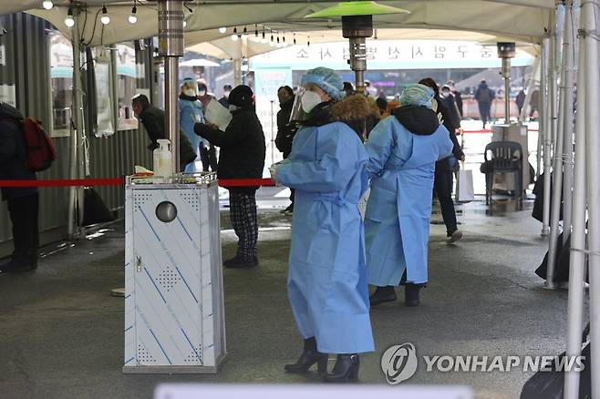 분주한 서울역광장 임시선별진료소 (서울=연합뉴스) 임화영 기자 = 서울역광장에 있는 노숙인시설 '서울역 희망지원센터'와 '서울역 응급대피소'에서 발생한 신종 코로나바이러스 감염증(코로나19) 집단감염이 확산하고 있는 가운데 28일 오후 서울역광장에 설치된 임시선별진료소에서 의료진이 시민 및 노숙인에게 검사 관련 안내를 하고 있다. 2021.1.28 hwayoung7@yna.co.kr