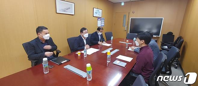 황선봉 군수는 지난 27일 KDI를 방문해 서해선 복선전철 삽교역사 신설의 당위성을 사업계획 적정성 검토 시 반드시 반영해 줄 것을 요청했다.(예산군 제공)© 뉴스1