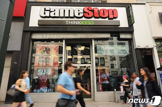 미국 뉴욕 맨해튼에 있는 게임스탑 매장 앞으로 사람들이 지나가고 있다. © AFP=뉴스1