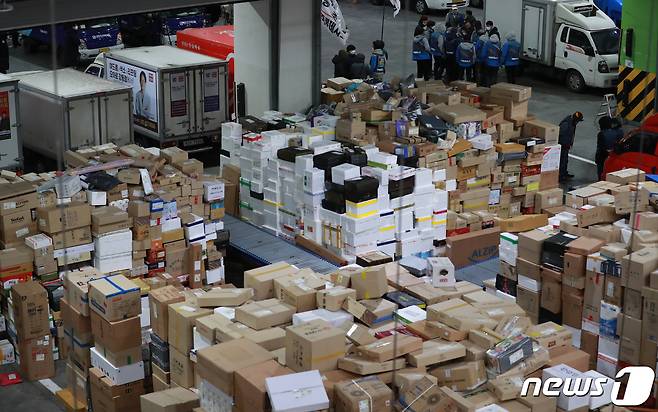 택배노조 총파업 결정을 앞둔 29일 오전 서울 송파구 장지동 서울복합물류센터에서 택배들이 가득 쌓여 있다. 2021.1.29/뉴스1 © News1 구윤성 기자