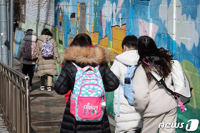 서울 시내 한 초등학교에서 학생들이 하교하고 있다. 2021.1.28/뉴스1 © News1 유승관 기자