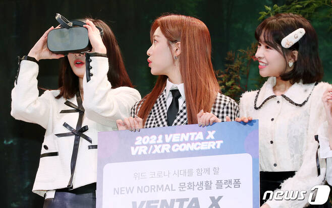 Seoul:) = Girl group April Lee Jin-sol (from left), Yang Yena and Kim Chaewon pose at the photo session of the 2021 VENTA X VR/XR CONCERT at the Four Seasons Hotel in Gwanghwamun, Dangju-dong, Jongno-gu, Seoul, on the afternoon of the 29th.2021.1.29