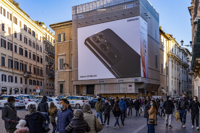 이탈리아 로마의 스페인 광장에서 '갤럭시S21' 시리즈 옥외광고가 이뤄지고 있다. /삼성전자 제공