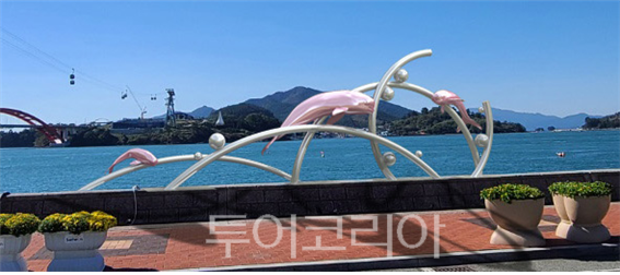 사천 삼천포대교공원에 공공미술프로젝트 '삼천포 愛 빠지다' 가 추진된다.