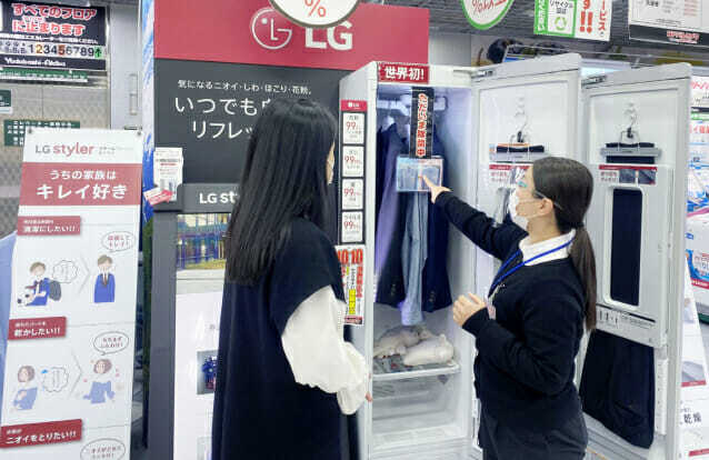 일본 도쿄의 가전매장에서 고객이 LG 스타일러를 살펴보고 있다.(사진=LG전자)
