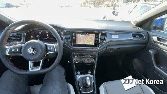 심플하게 구성된 폭스바겐 티록 실내