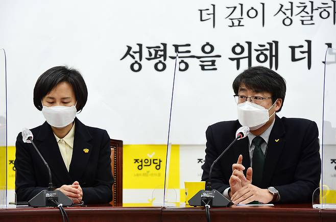 김윤기(오른쪽) 정의당 부대표 /뉴시스