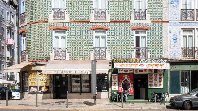 포르투갈 리스본 인텐덴티 지역의 거리. 과거 슬럼가에 가까웠던 이 곳은 현재는 리스본에서 가장 번화한 지역 중 하나로 탈바꿈했다. 사진출처: 음식문화전문매체 eater.com