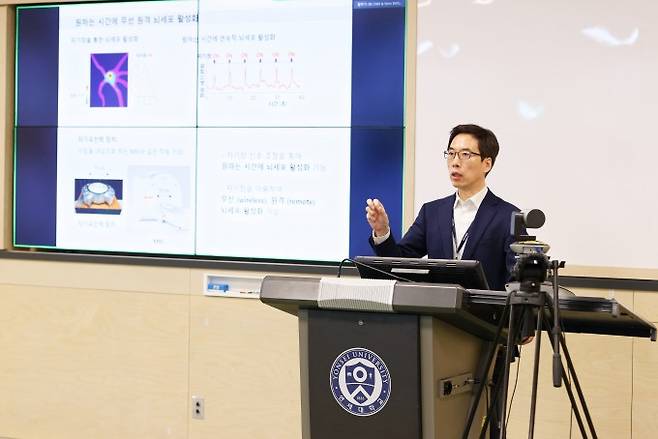 천진우 기초과학연구원(IBS) 나노의학 연구단 단장이 이달 28일 오전 10시 서울 연세대 IBS관에서 브리핑을 열고 자기장으로 뇌세포의 활성을 제어하는 ‘나노 자기유전학 기술’을 소개하고 있다. IBS 제공