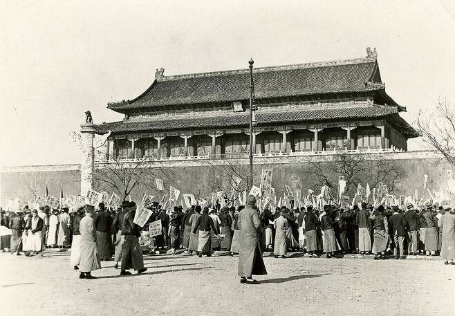 1919년 5월4일 톈안먼 광장에서 부패한 베이징 군벌 정권의 반민족적 외교정책에서 항거해 일어난 5·4운동.