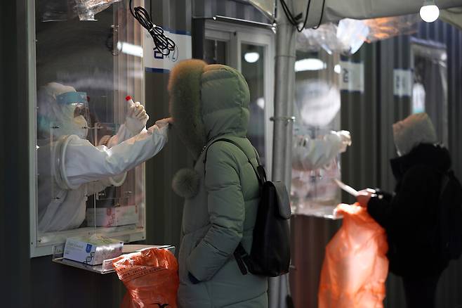 29일 오후 서울역광장에 설치된 임시선별진료소에서 의료진이 검체채취를 하고 있다. 연합뉴스