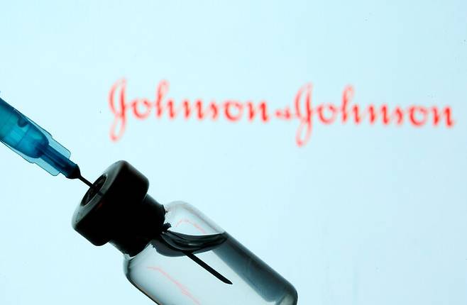 미국 존슨앤드존슨의 제약 자회사 얀센이 개발하고 있는 코로나19 백신의 효능이 최대 72%로 나타났다. 로이터 연합뉴스