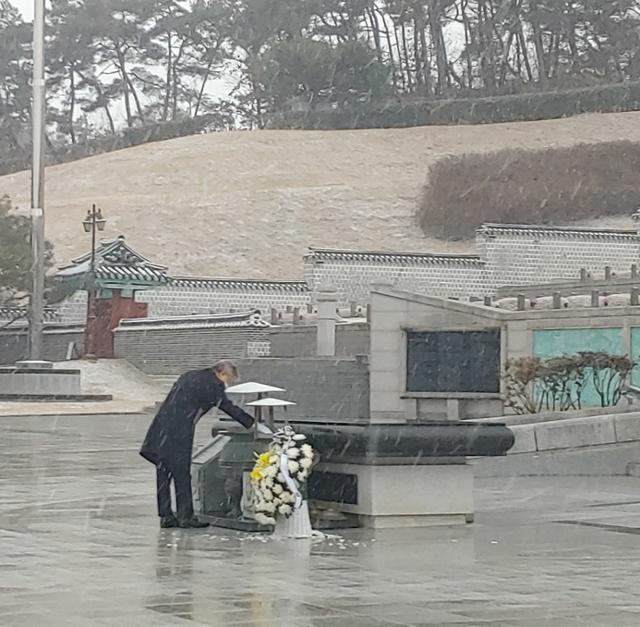 이재명 경기지사가 지난 28일 오후 광주 국립 5·18민주묘지에서 참배하고 있다. 연합뉴스