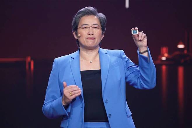 CES2021 기조 연설에 나선 리사 수 박사가 새로운 AMD 라이젠 5000 시리즈 모바일 프로세서를 소개하고 있다. 출처=AMD