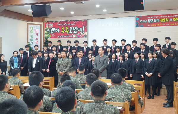 나드림국제미션스쿨 학생들이 2019년 11월 부산 백양로 충성교회에서 위문공연을 하고 있다.