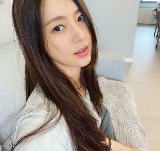 On the 28th, Han Chae posted a picture on his instagram with an article entitled I do not want to go out because I have snow.In the open photo, Han Chae-ah is sitting on the sofa and taking a selfie and enjoying a relaxing time.