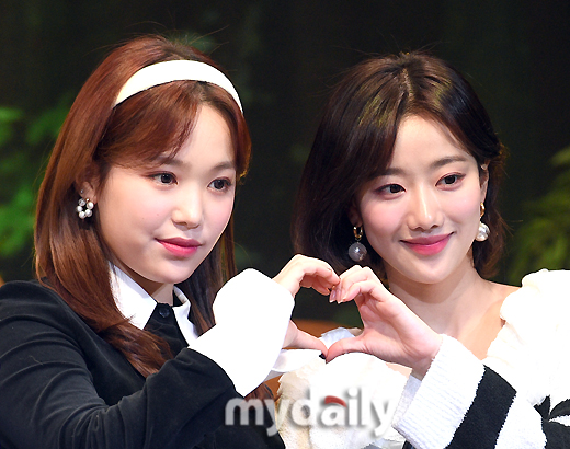 April Rachel Weisz and Lee Na-eun greet at the commemoration event of the 2021 VENTA X VR/XR concert held at the Four Seasons Hotel in Jung-gu, Seoul on the afternoon of the 29th.The 2021 VENTA X VR/XR Concert will be produced with the support of the 5G Content Flagship Project of the Ministry of Science and ICT, and will present a new form of untapped performance to the performing arts, which are experiencing difficulties with Corona 19.