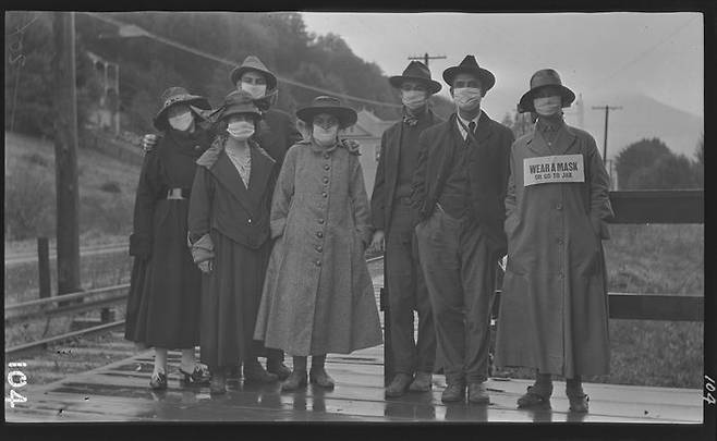 '스페인 독감' 당시 마스크를 착용하고 있는 캘리포니아 시민들 (1918년)    ▲ photograph: Raymond Coyne / Courtesy of Lucretia Little History Room, Mill Valley Public Library ⓒThe Annual Dipsea Race