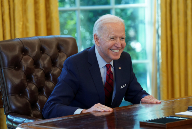 조 바이든 미국 대통령이 28일(현지시간) 백악관에서 건강보험개혁법(ACA)을 강화토록 하는 행정명령에 서명한 뒤 웃음을 짓고 있다./연합뉴스