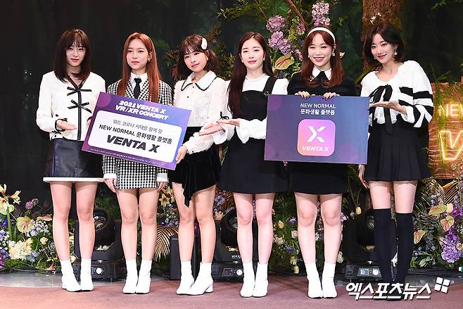 Group April, who attended the VR Concert 2021 VENTA X VR/XR CONCERT held at the four seasons hotel in Seoul, Dangju-dong, on the afternoon of the 29th, has photo time.