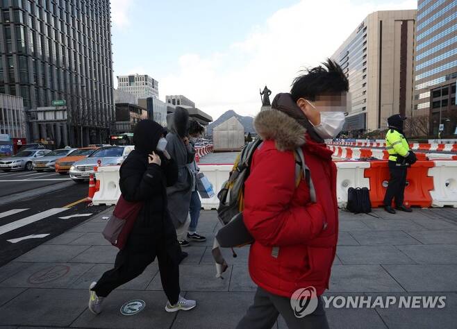 강풍 부는 서울 이달 28일 오후 서울 광화문사거리에서 시민들이 강풍에 겉옷을 잡고 길을 건너고 있다. [연합뉴스 자료사진]