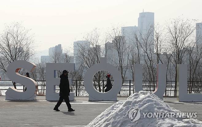 모처럼 따뜻한 오후, 녹는 눈 사이로 산책 [연합뉴스 자료사진]