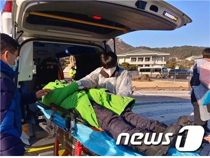 30일 오후 김진숙 민주노총 부산본부 지도위원 복직을 촉구하며 청와대 앞에서 40일째 단식 농성을 하던 성미선 녹색당 공동운영위원장이 건강악화로 인해 병원으로 이송되고 있다. (리멤버 희망버스 기획단 제공) 2020.1.30 © 뉴스1