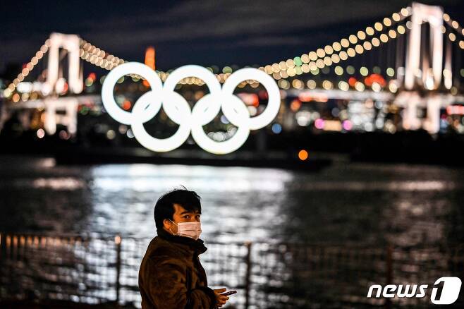 일본 도쿄 오다이바에 있는 다리 위에 올림픽 로고가 밝게 빛나고 있다. © AFP=뉴스1