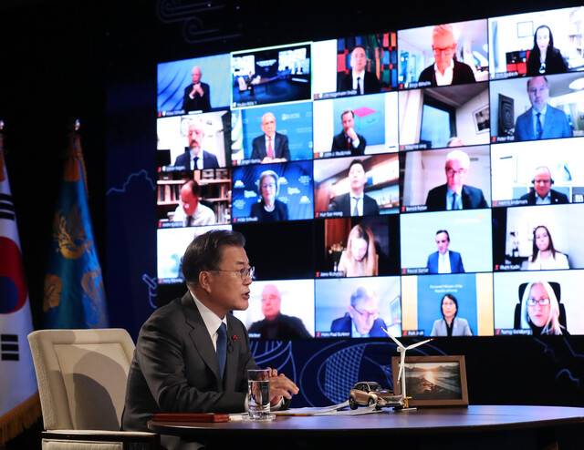 문재인 대통령이 27일 오후 청와대에서 화상으로 열린 2021 세계경제포럼(WEF) 한국정상 특별연설에 참석, 경제 일반에 대한 참석자들의 질문에 답변하고 있다. 공동취재사진