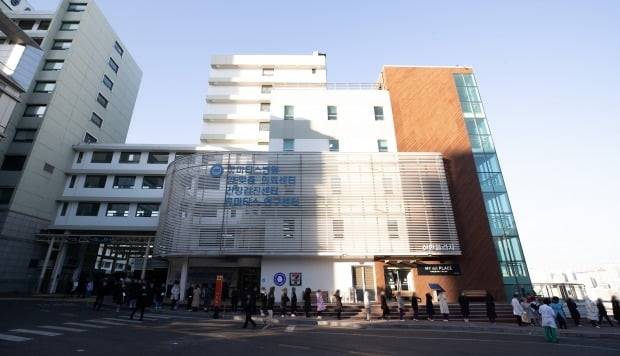 지난 29일 서울 성동구 한양대병원에서 직원과 의료진이 신종 코로나바이러스 감염증(코로나19) 검사를 받기 위해 줄을 서고 있다./사진=뉴스1