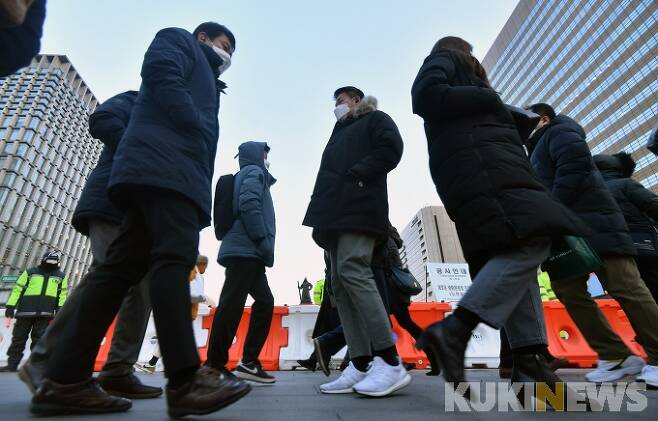 새해 첫 출근일인 4일 오전 전국적인 강추위가 이어지는 가운데 서울 세종대로 광화문 사거리에서 출근길 시민들이 발걸음을 재촉하고 있다. 박태현 기자