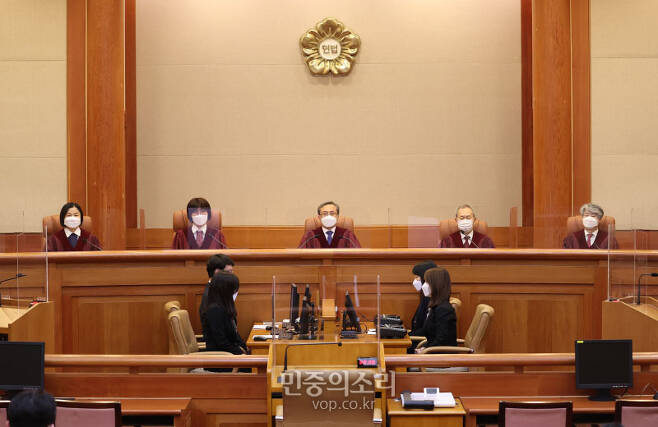 ▲ 유남석 헌법재판소장과 헌법재판관들이 28일 오후 서울 종로구 헌법재판소 대심판정에 입장해 자리에 앉아있다. 사진=민중의소리.