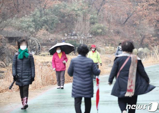 포근한 날씨 속 겨울비가 내린 26일 오후 서울 서대문구 홍제천 수변공원에서 시민들이 산책을 즐기고 있다.   /사진=뉴스1