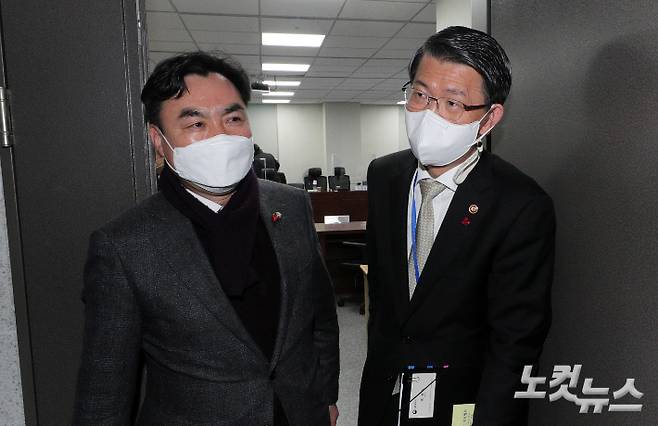 공매도 금지 기간 종료를 앞두고 공매도 재개에 관해 논란이 계속되는 가운데 29일 국회에서 열린 정무위원회 비공개 당정협의에 참석한 은성수 금융위원장이 윤관석 국회 정무위원장과 이야기를 나누며 회의장을 나서고 있다. 윤창원 기자