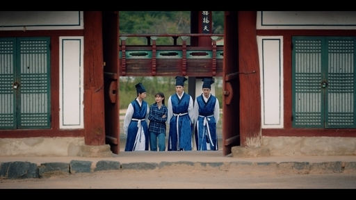 문화재청이 제작한 웹드라마 ‘삼백살 20학번’은 서원을 배경으로 21세기에 떨어진 조선의 도령과 현대 한국 여성의 만남이 그려진다. 문화재청 제공