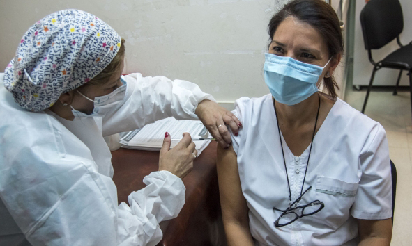 아르헨티나 로사리오의 병원에서 의료 종사자인이 러시아산 코로나19 백신 '스푸트니크V' 를 접종받고 있다. AFP=뉴스1