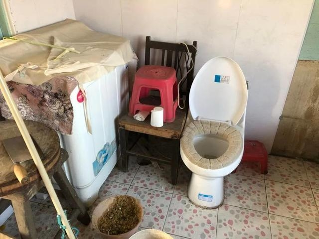 중국 정부의 ‘화장실 혁명’으로 현대식 화장실이 신축됐지만 변기가 그대로 노출돼 있는데다 상하수도도 없다./신화연합뉴스