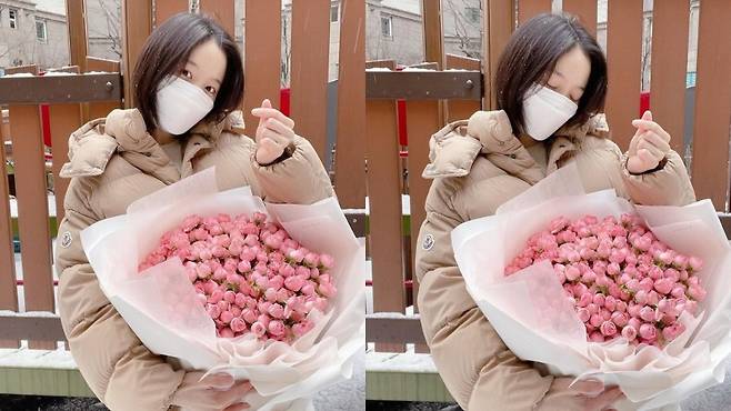Thank you for your warm birthday.Actor Kang Han-Na celebrates his birthday with a bouquet of rosesEye-catching has collected as it unveiled.Kang Han-Na posted two photos on his Instagram on the 30th with an article entitled Thank you for your warm birthday.Photo shows Kang Han-Na posing as she stares at Camera; Kang Han-Na smiles with a pink rose flower and a mask on.Kang Han-Na, who gives thanks for taking a hand-heart pose, collects Eye-catching with a bright beauty that can not even cover Mask.Meanwhile, Kang Han-Na will find fans in the home room through the TVN drama The Falling Living.