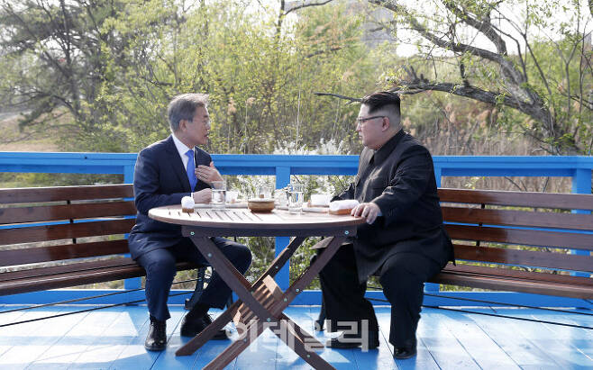 문재인 대통령과 김정은 국무위원장이 지난 2018년 4월 27일 군사분계선 표식물이 있는 ‘도보다리’에서 담소를 나누고 있다. (한국공동사진기자단)