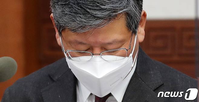 이용구 법무부 차관이 26일 서울 종로구 정부서울청사에서 열린 국무회의에 참석해 회의 시작을 기다리고 있다. 2021.1.26/뉴스1 © News1 박지혜 기자