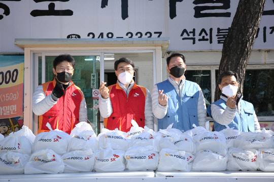 최태원(왼쪽 세번째) SK 회장과 최정우(왼쪽 두번째) 포스코 회장이 양사 임직원들과 지난 29일 경북 포항시 송도동에 위치한 한 식당에서 '희망나눔 도시락'을 함께 제작한 후 기념촬영을 하고 있다.<포스코 제공>