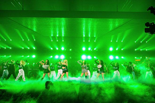 31일 온라인 콘서트 <더 쇼>(THE SHOW)에서 블랙핑크가 화려한 무대를 선보이고 있다. 와이지(YG)엔터테인먼트 제공