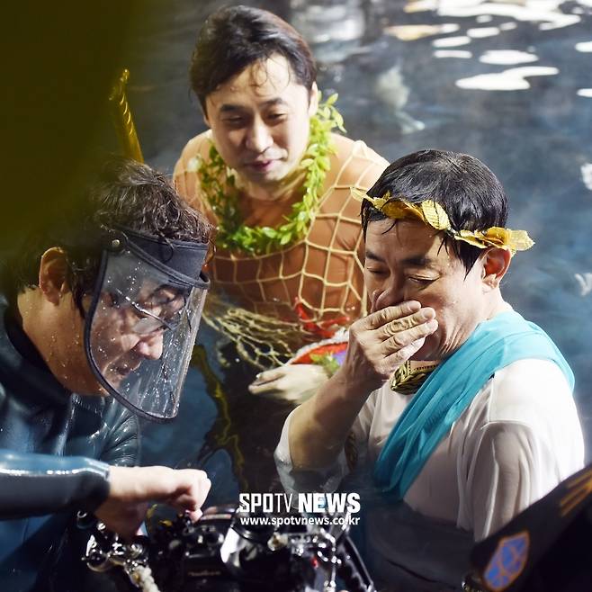 The comedian Lee Kyung-kyu is checking the results with KakaoTV Kwon Hae-bom PD at the cover of the February issue of the mens magazine MAXIM (Maxim) and the shooting site of KakaoTV Chim Kyung-gyu at the Fortunes Underwater environment professional filming site Popraza Studios in Gyeonggi-do.Comedian Lee Kyung-kyu, nicknamed The Son of the Dragon on Channel A Urban Fisherman, transformed into a God of the Sea and challenged his first Underwater environment photo shoot in a large Underwater environment tank of 5 meters deep.I took a small photo of a gown reminiscent of Poseidon, a golden laurel, and a large gold medal trident made by special order. The photo shoot was taken by Sudam Studios, a studio specializing in Underwater environment photography.PD Mormot (real name Kwon Hae-bom), who is filming KakaoTV Tin Kyung-gyu together, dressed up as a mermaid and filmed it with Lee Kyung-kyu in the water.The unique concept of Underwater environment pictorial is the back door that Mormot PD first proposed to Maxim.=The Fortunes,